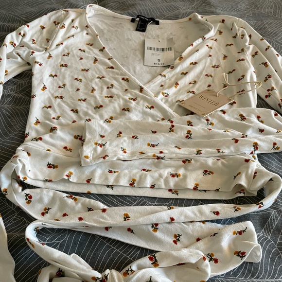 NWT! Crop top with tie around waste - Picture 4 of 7